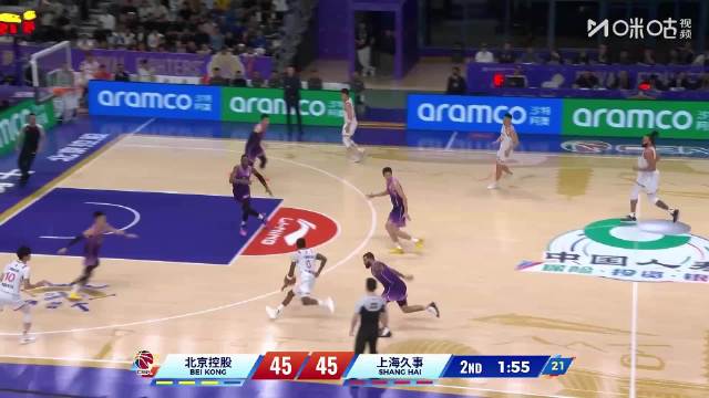 麦基内线连续得分，上海男篮次节末比分焦灼